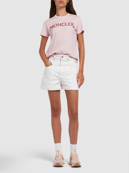 Moncler: T-shirt en coton biologique à logo brodé - Rose - women_1 | Luisa Via Roma