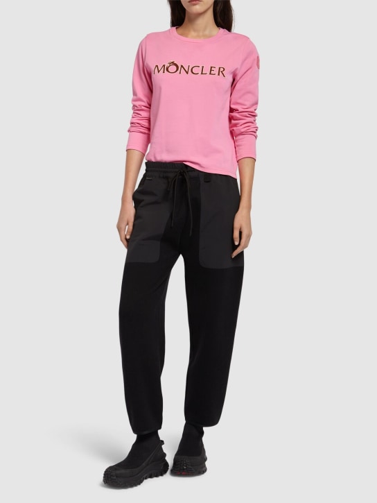 Moncler: CNY 로고 코튼 긴팔 티셔츠 - 핑크 - women_1 | Luisa Via Roma