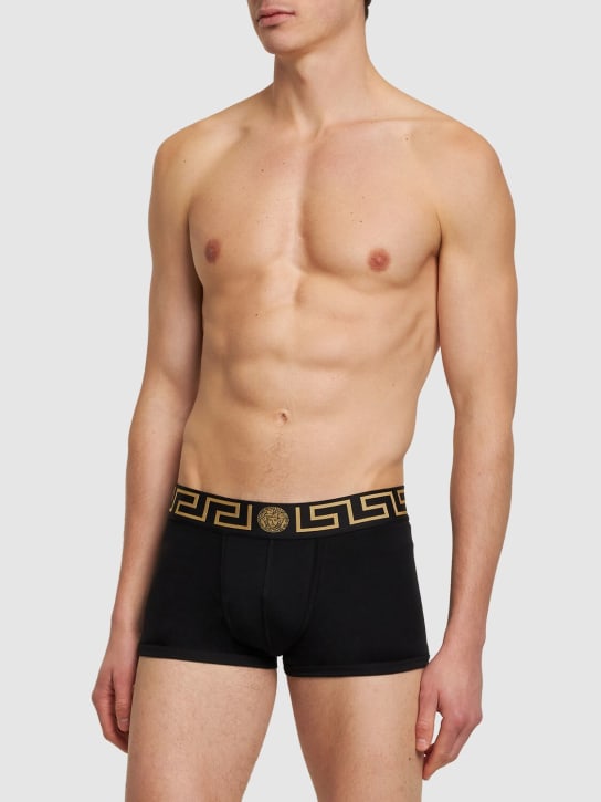 Versace: Logo平纹针织平角内裤 - 黑色/金色 - men_1 | Luisa Via Roma