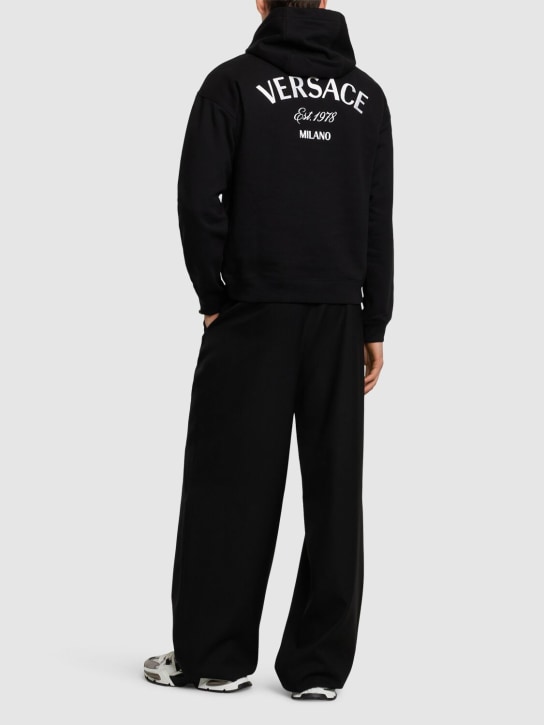 Versace: Sweat-shirt en coton à capuche - Noir - men_1 | Luisa Via Roma