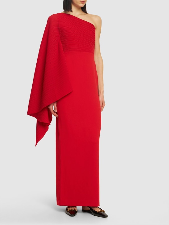 Solace London: Robe longue en crêpe à une manche Lillia - Rouge - women_1 | Luisa Via Roma