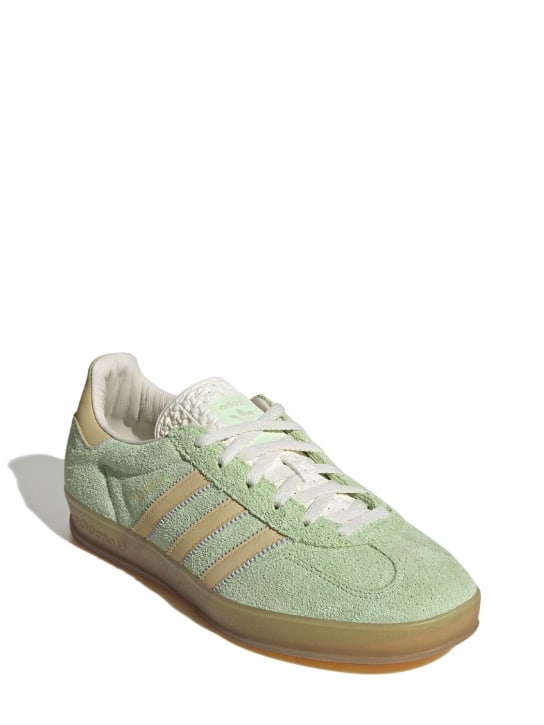 adidas Originals: Sneakers Gazelle Indoor - Vert/Jaune - women_1 | Luisa Via Roma