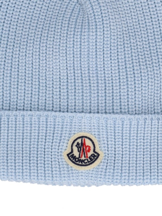 Moncler: Cappello beanie in maglia di cotone con logo - Blu - kids-boys_1 | Luisa Via Roma