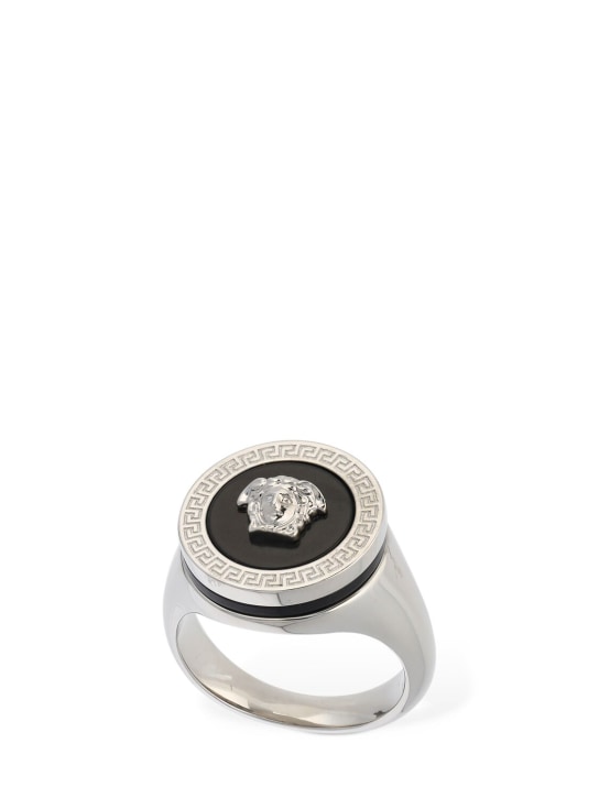 Versace: Metal logo ring - Gümüş/Siyah - men_0 | Luisa Via Roma