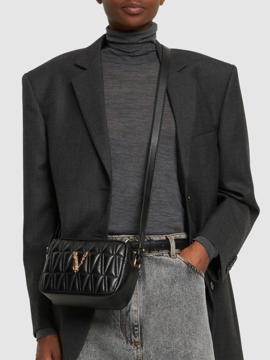 Versace: Kameratasche aus gestepptem Leder - Schwarz - women_1 | Luisa Via Roma