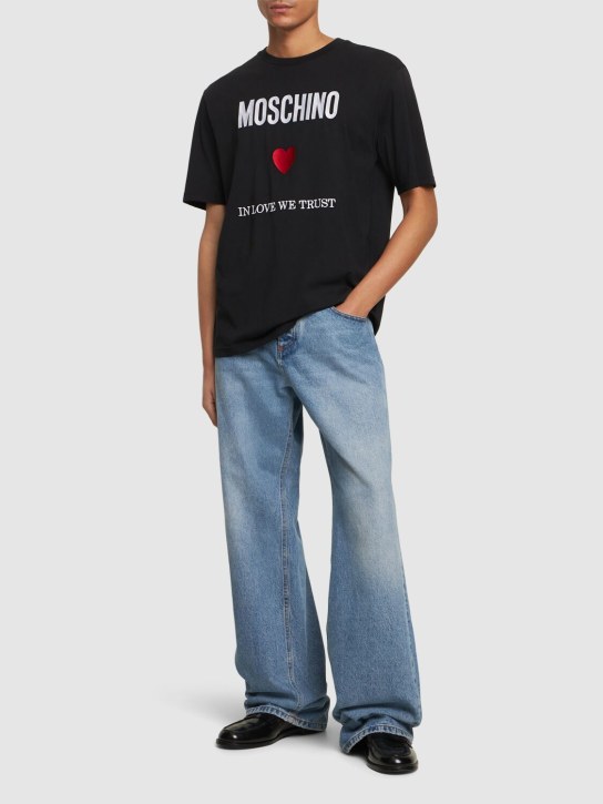 Moschino: T-shirt en jersey de coton In Love We Trust - Noir - men_1 | Luisa Via Roma