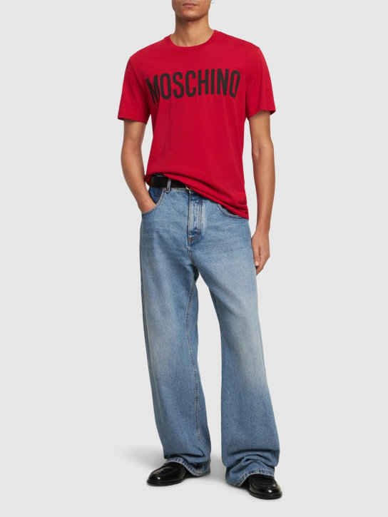 Moschino: T-shirt en coton imprimé logo - Rouge - men_1 | Luisa Via Roma