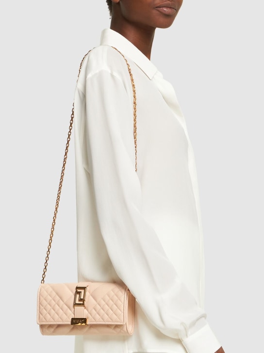 Versace: Petit sac porté épaule en cuir matelassé - Poudre - women_1 | Luisa Via Roma