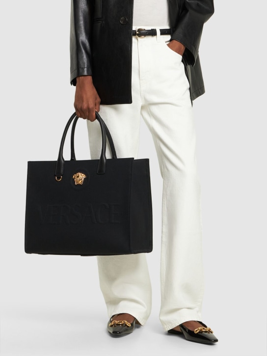 Versace: Tote bag en toile à logo - Noir/Or - women_1 | Luisa Via Roma