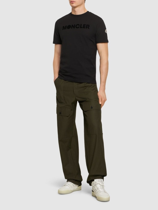 Moncler: Camiseta de jersey de algodón con logo - Negro - men_1 | Luisa Via Roma