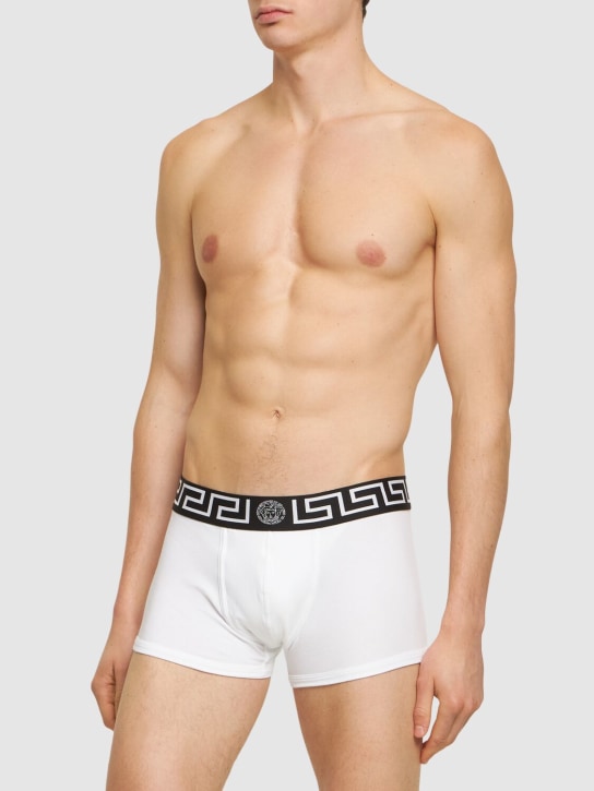 Versace Underwear: Boxer aus Jersey mit Logo - Weiß/Schwarz - men_1 | Luisa Via Roma