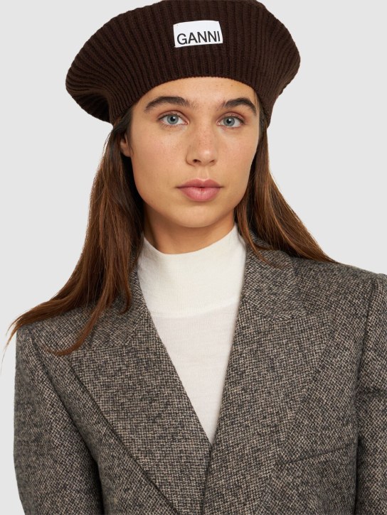 GANNI: Structured wool blend ribbed beret - Hot Fudge - women_1 | Luisa Via Roma