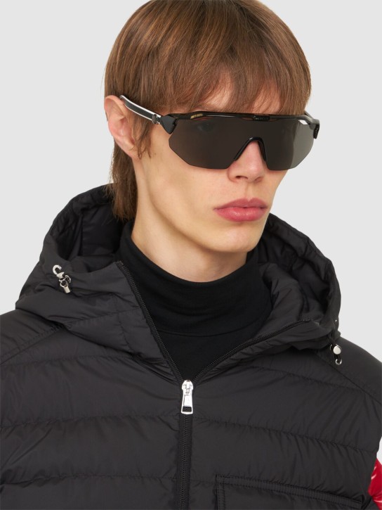 Moncler: Maskensonnenbrille aus Acetat "Shield" - Schwarz Glänzen - men_1 | Luisa Via Roma