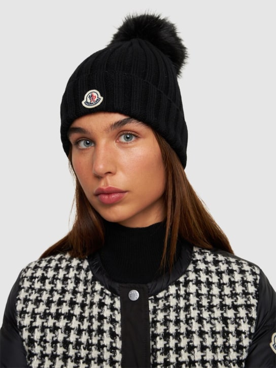 Moncler: Cappello beanie in lana tricot con logo - Nero - women_1 | Luisa Via Roma