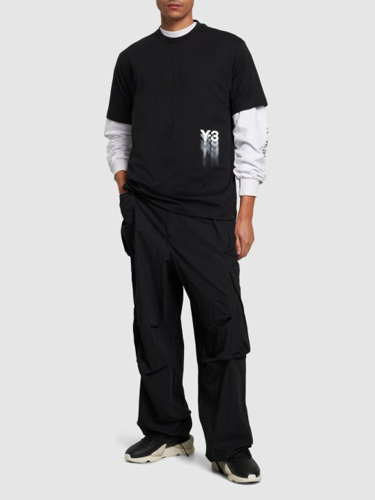 Y-3: T-shirt long à manches courtes GFX - Noir - men_1 | Luisa Via Roma