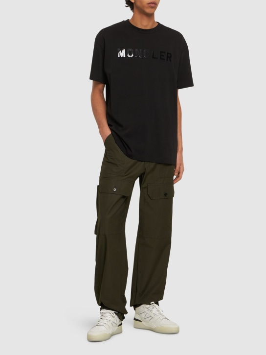 Moncler: Logo棉质平纹针织T恤 - 黑色 - men_1 | Luisa Via Roma