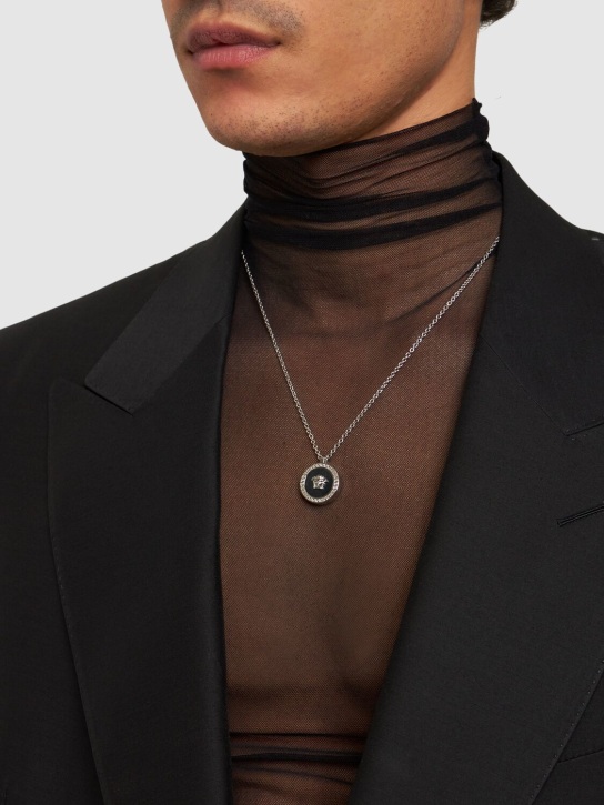 Versace: Pendentif à logo en métal - Argent/Noir - men_1 | Luisa Via Roma