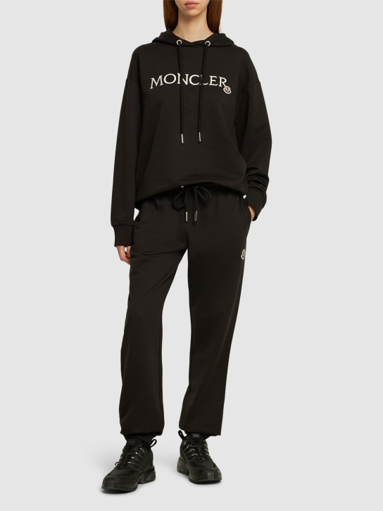 Moncler: Pantalon de jogging en coton avec patch logo - Noir - women_1 | Luisa Via Roma