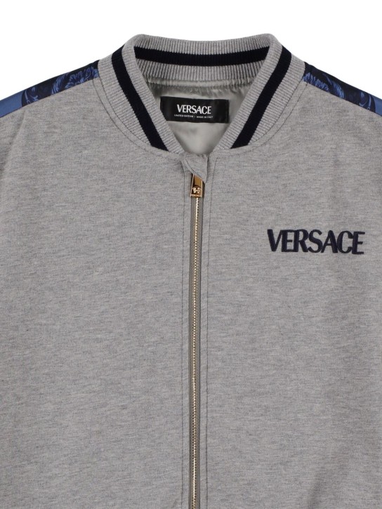 Versace: Bomber in jersey di cotone con stampa - Grigio - kids-boys_1 | Luisa Via Roma