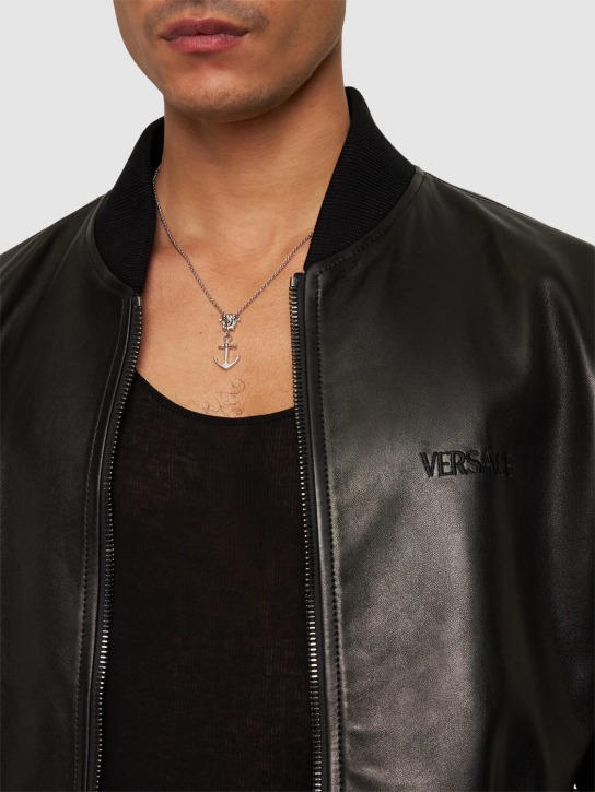 Versace: Collier en métal Medusa - Platine - men_1 | Luisa Via Roma