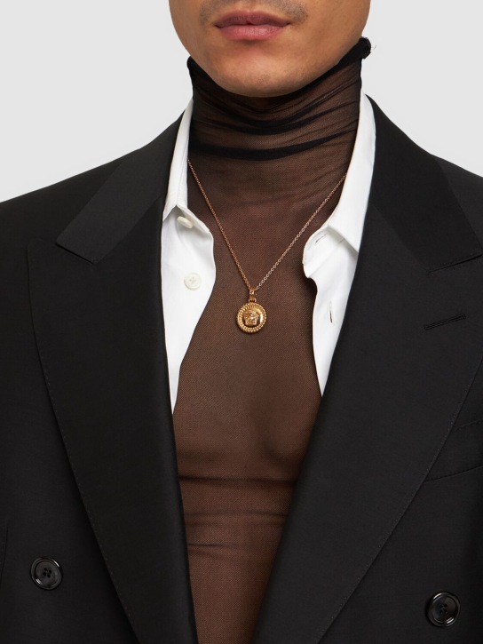Versace: Metallhalskette mit Logo-Anhänger - Gold - men_1 | Luisa Via Roma