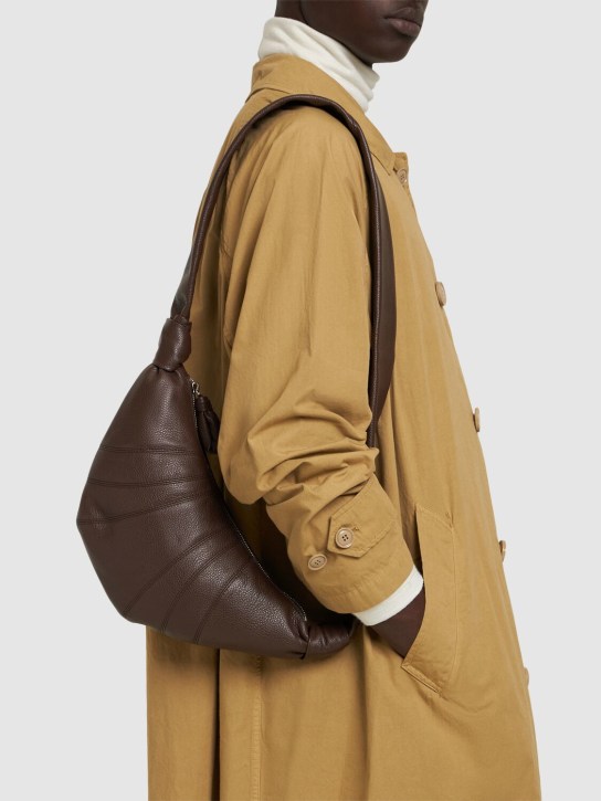Lemaire: Croissant小号粒面皮革单肩包 - Pecan Brown - men_1 | Luisa Via Roma