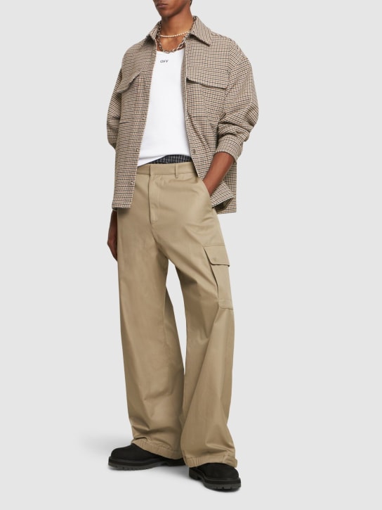Off-White: Pantalones cargo de algodón bordado - Beige - men_1 | Luisa Via Roma