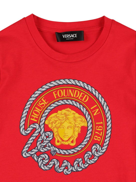Versace: T-shirt in jersey di cotone stampato - Rosso/Multi - kids-boys_1 | Luisa Via Roma