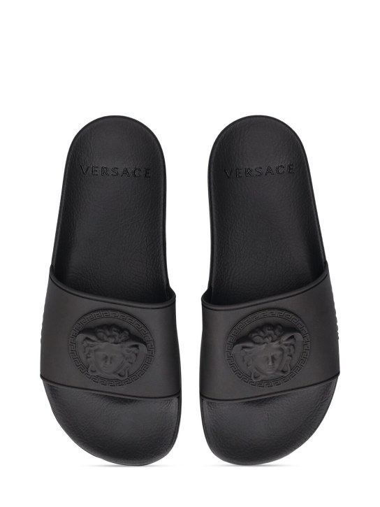 Versace: Claquettes en caoutchouc à logo - Noir - kids-boys_1 | Luisa Via Roma