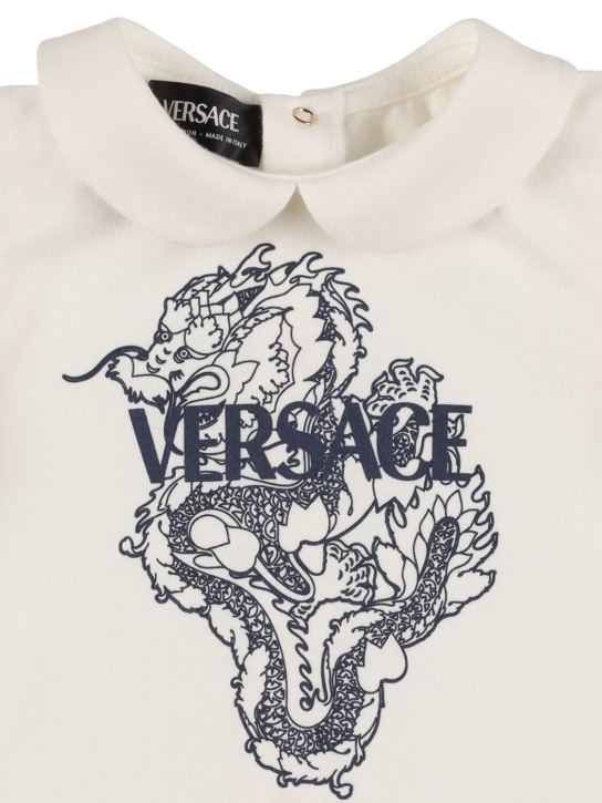Versace: 드래곤 코튼 저지 롬퍼 & 모자 - 화이트/블루 - kids-boys_1 | Luisa Via Roma