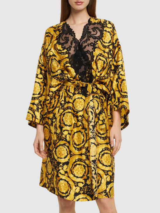 Versace: Robe courte en sergé de soie imprimé Barocco - Noir/Or - women_1 | Luisa Via Roma