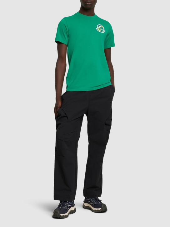 Moncler: T-shirt en coton à logo - Deep Green - men_1 | Luisa Via Roma