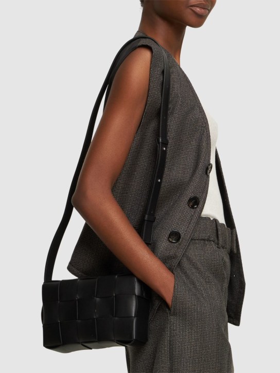 Bottega Veneta: Medium Cassette leather crossbody bag - Siyah - women_1 | Luisa Via Roma