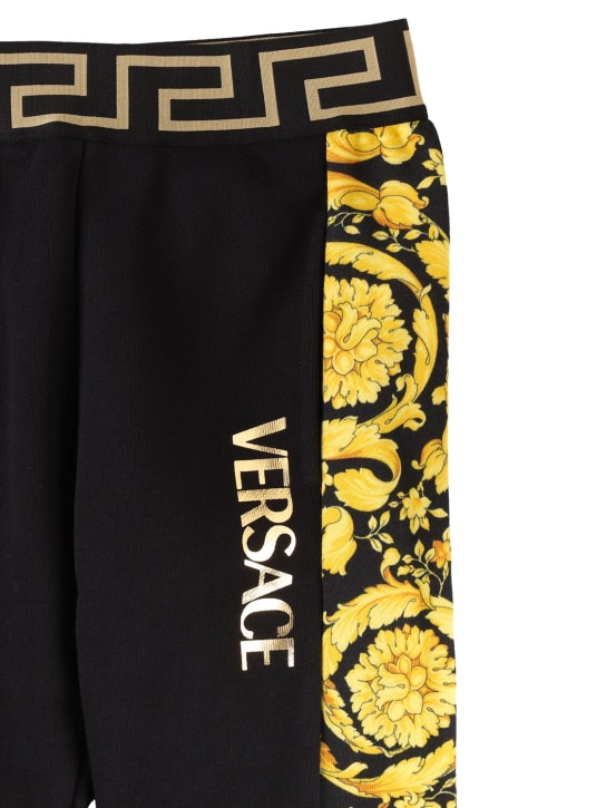 Versace: 바로크 프린트 스웨트팬츠 - 블랙/골드 - kids-boys_1 | Luisa Via Roma