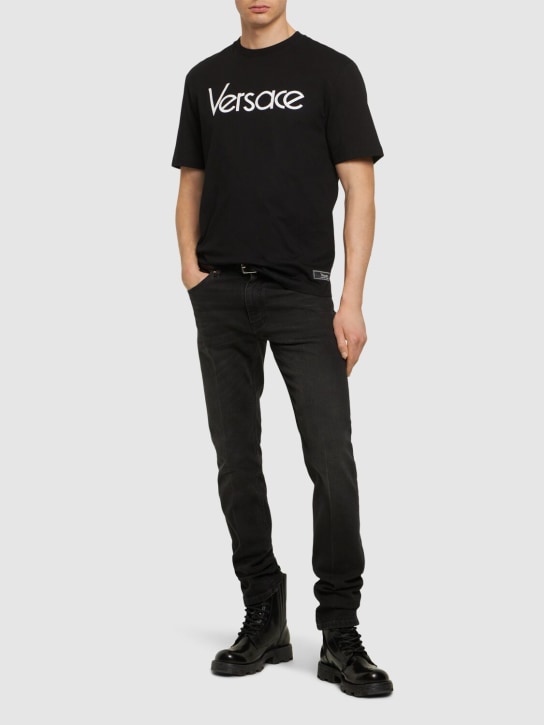 Versace: Logo printed cotton t-shirt - Siyah - men_1 | Luisa Via Roma