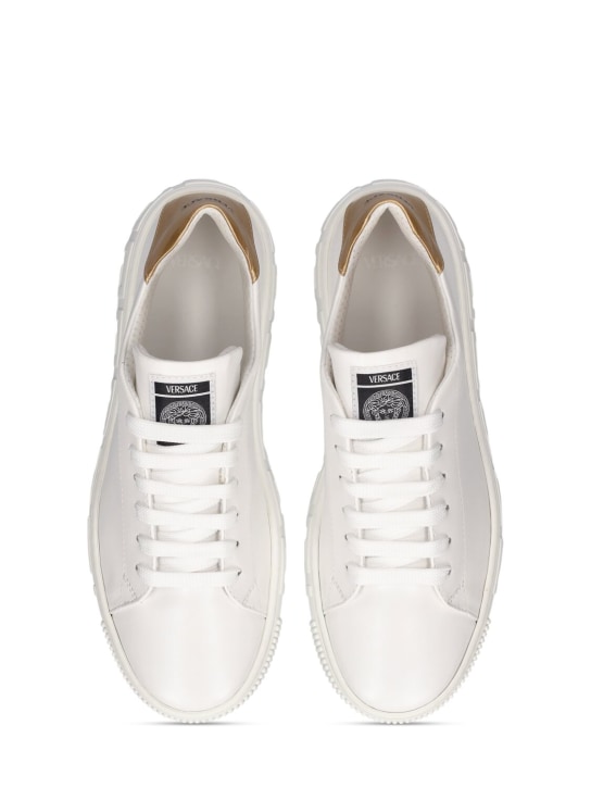 Versace: Sneakers La Greca de tela - Blanco/Oro - kids-boys_1 | Luisa Via Roma