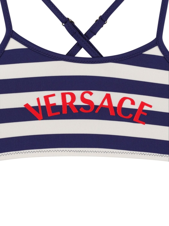Versace: Maillot de bain deux pièces en lycra imprimé logo - Blanc/Bleu Marine - kids-girls_1 | Luisa Via Roma