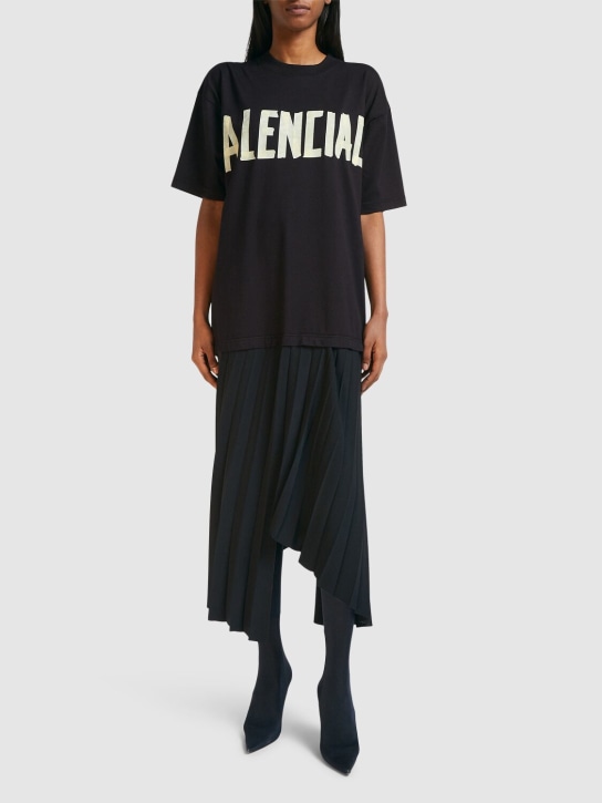 Balenciaga: Vestito in techno plissé con logo - Nero - women_1 | Luisa Via Roma