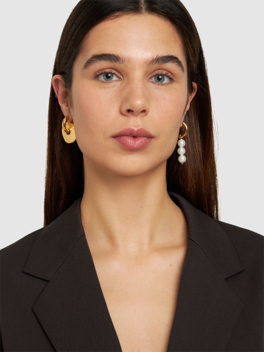 Timeless Pearly: Pearl & disc mismatched earrings - White/Gold - women_1 | Luisa Via Roma
