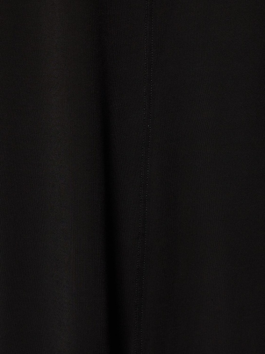 Rick Owens: T-shirt in cupro stretch con scollo a barca - men_3 | Luisa Via Roma