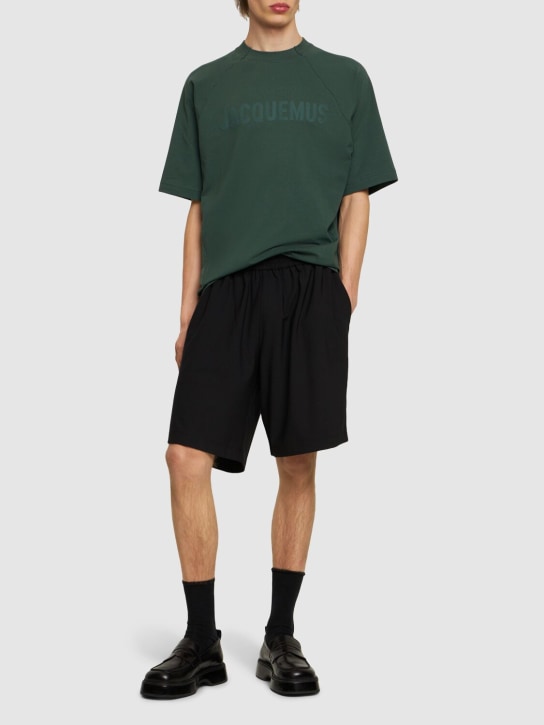 Jacquemus: T-shirt Le Tshirt Typo in cotone - Verde Scuro - men_1 | Luisa Via Roma