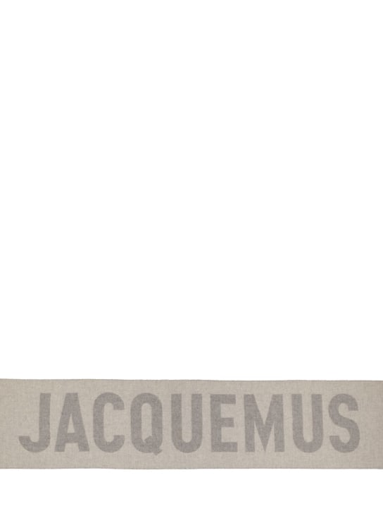 Jacquemus: Foulard en laine à logo L'Echarpe - Gris - women_1 | Luisa Via Roma