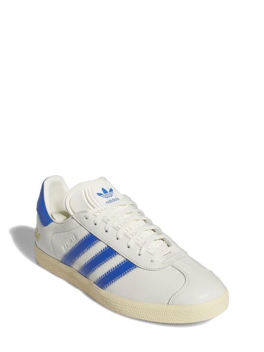 adidas Originals: Sneakers Gazelle - Blanco/Azul - men_1 | Luisa Via Roma