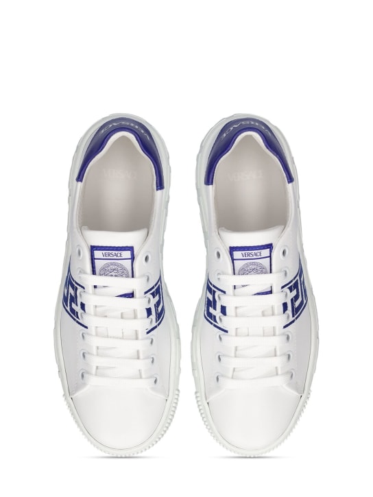 Versace: Sneakers aus Leder und Stoff „La Greca“ - Weiß/Blau - kids-boys_1 | Luisa Via Roma
