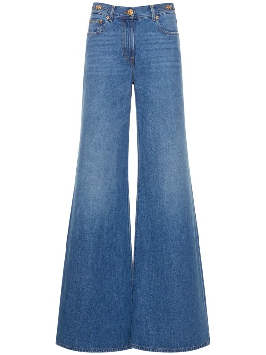 Versace: Jeans acampanados de denim - Azul - women_0 | Luisa Via Roma
