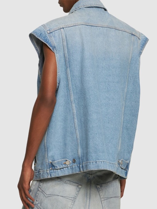 Martine Rose: Gilet in denim di cotone - Celeste - men_2 | Luisa Via Roma
