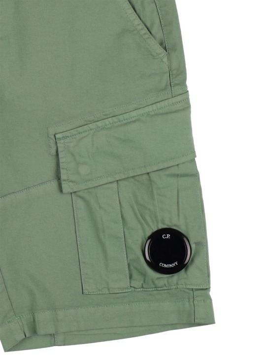 C.P. Company: Shorts cargo de gabardina de algodón stretch - Verde Oscuro - kids-boys_1 | Luisa Via Roma