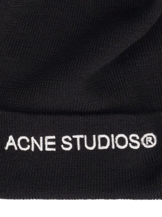 Acne Studios: Gorro beanie con logo - Negro - men_1 | Luisa Via Roma