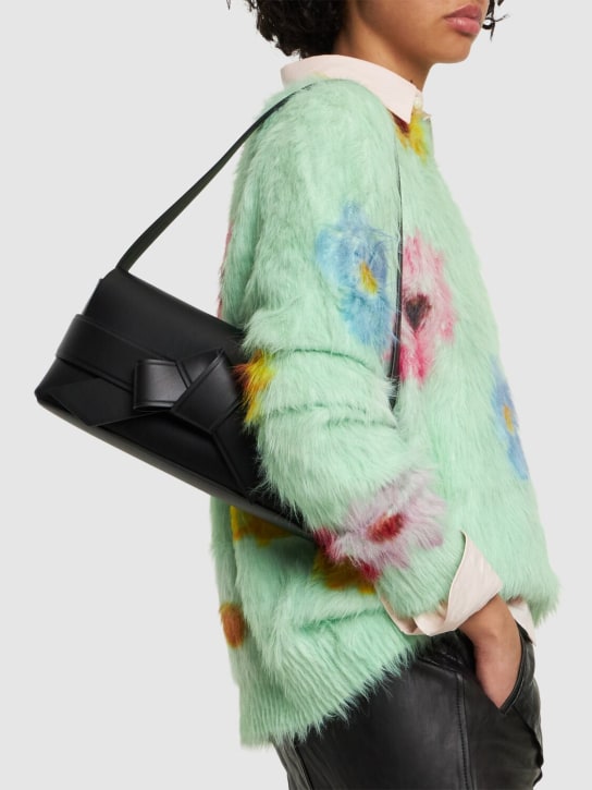Acne Studios: Musubi elongated leather shoulder bag - Siyah - women_1 | Luisa Via Roma
