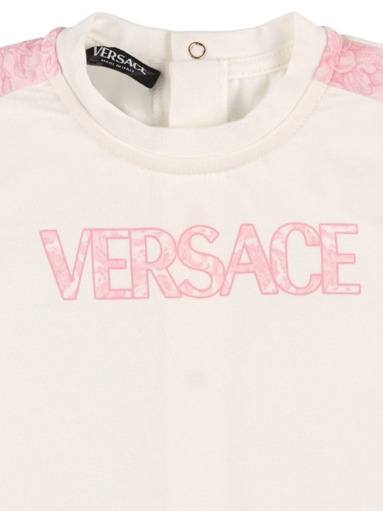 Versace: コットンジャージーロンパース＆キャップ - ホワイト/ピンク - kids-girls_1 | Luisa Via Roma